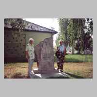 59-09-1111 4. Kirchspieltreffen 2001. Das erste Erinnerungsfoto am 17. August 2001. Links Elly Libon, rechts Eva Feigenbaum.JPG